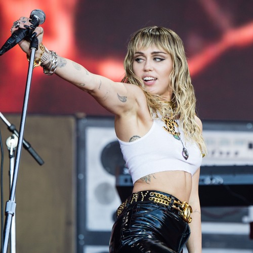 Stiahni si Hudební videa Miley Cyrus - Live at Glastonbury (2019)[720p]