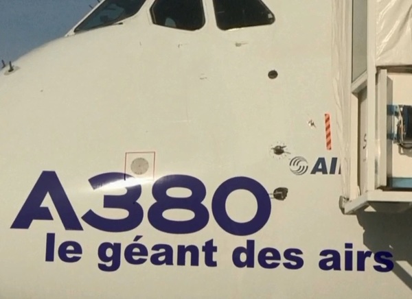 Stiahni si Dokument Airbus A380 - Obr ve vzduchu / A380 - le geant des airs (2012)(CZ)[WebRip][720pLQ] = CSFD 74%