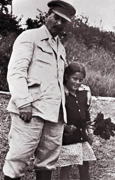 Stiahni si Dokument Stalinova dcera / Stalins Tochter (2015)(CZ)[TvRip]