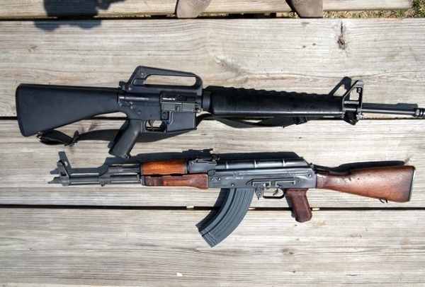 Stiahni si Dokument Kalasnikov versus M16 / Face to Face: Kalashnikov vs. M16 - A Deadly Duel (2016)(CZ)[TvRip] = CSFD 80%