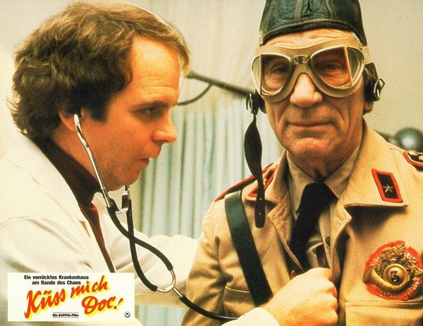 Stiahni si Filmy CZ/SK dabing Lékařská akademie 1+2 / Young Doctors in Love (r.1982+2004,1080p+672p,CZ) = CSFD 50%