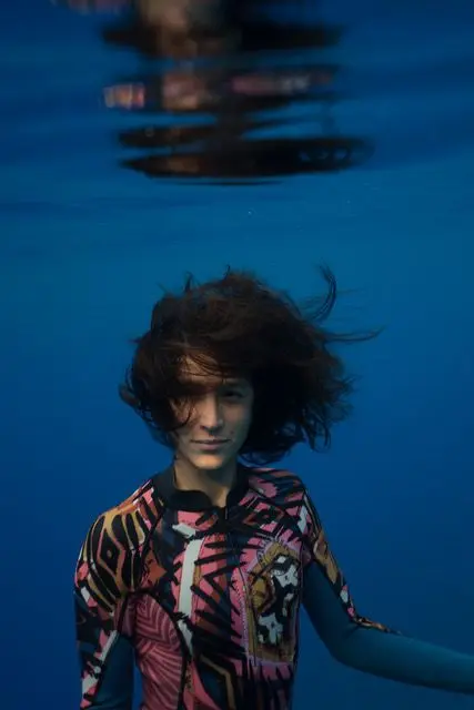 Stiahni si Hudební videa Adam Lambert a Julie Gautier - Mad World (2025)(MKV)(1080 pix)