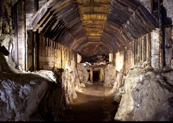 Stiahni si Dokument Honba za nacistickym zlatym vlakem / Hunting the Nazi Gold Train (2016)(CZ)[TvRip]