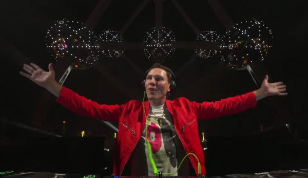 Stiahni si Hudební videa Tiësto - Live from Atomium Brussels (2026) [1080p, h264]