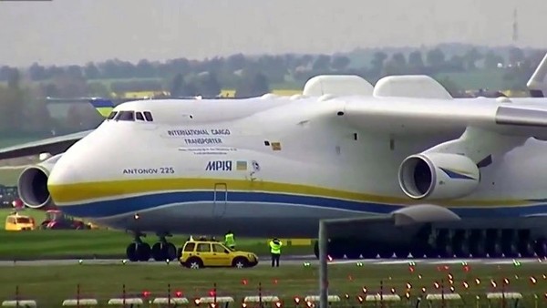 Stiahni si Dokument Antonov 225 Mrija / Les maitres du ciel: Antonov 225 - Antonov 28 (2014)(CZ)[TvRip] = CSFD 80%
