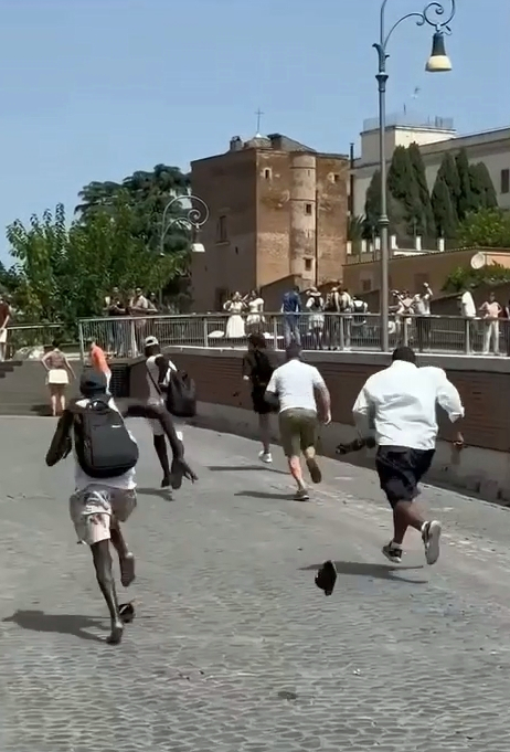 Stiahni si Ostatní Doktori a inžinieri - Mafia tehotných žien a náramkoví podvodníci v Ríme (VIDEO MP4)(2025)(SK titulky)