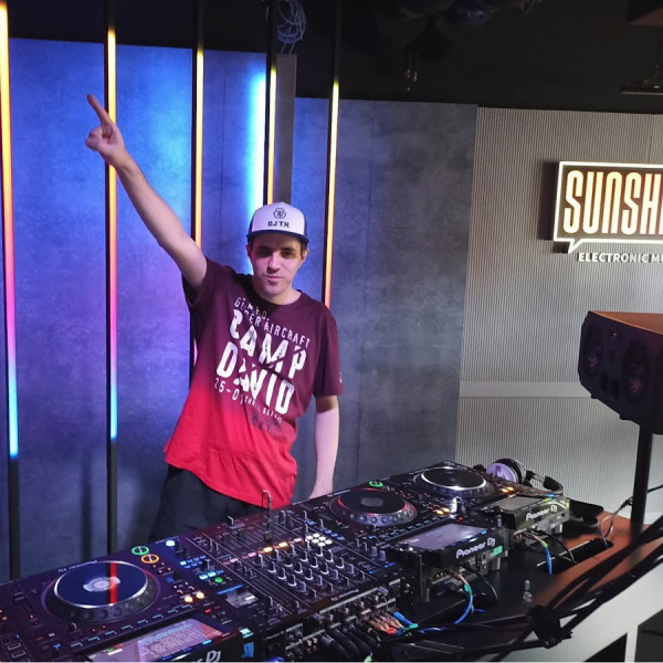 Stiahni si Hudební videa SSL MixMission - DJ T.H. (2025)[1080p]