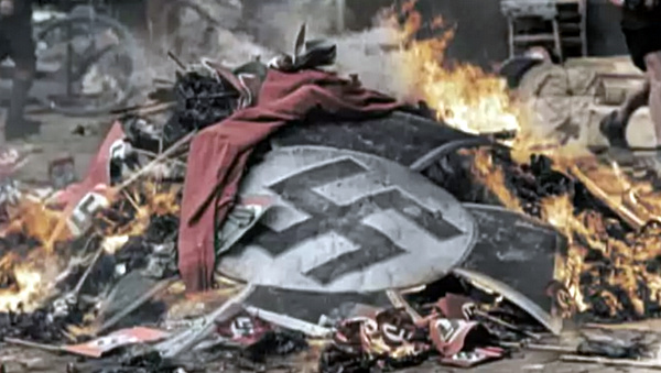 Stiahni si Dokument Hitleruv posledni rok / 1945, la chute du reich  (2015)(CZ)[TvRip]