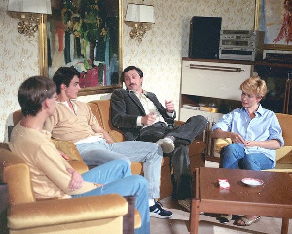 Stiahni si Seriál Bylo nas sest (6-dielny, 1080p, CZ, r.1986) = CSFD 53%