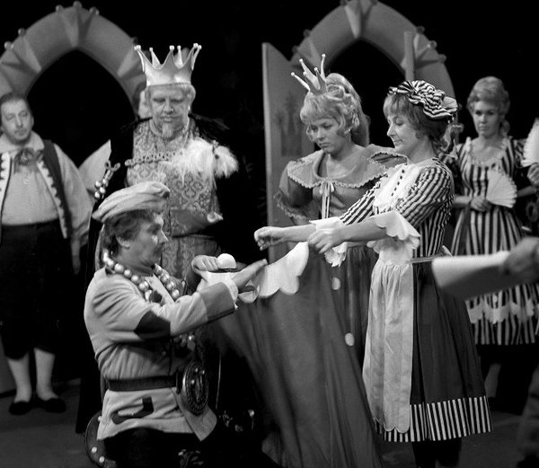 Stiahni si Filmy CZ/SK dabing Kdyz se certi rojili (r.1966 , 1080p , CZ) = CSFD 65%