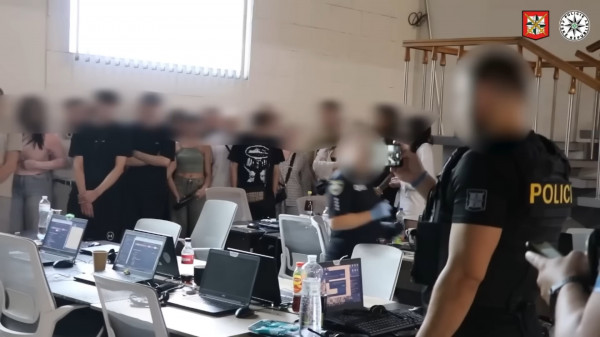 Stiahni si HD Filmy CHTĚLI NÁS OKRÁST !!!  -Podvodníci z UA - Voláme z vaší banky… a podvod začíná.  Hrozba roku 2025! (2025))(CZ/SK/UA)[1080p]