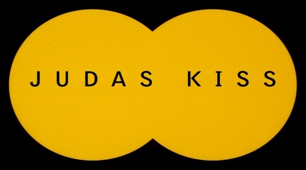 Stiahni si HD Filmy Jidasuv polibek / Judas Kiss (1998)(CZ)[WebRip][720pLQ] = CSFD 63%