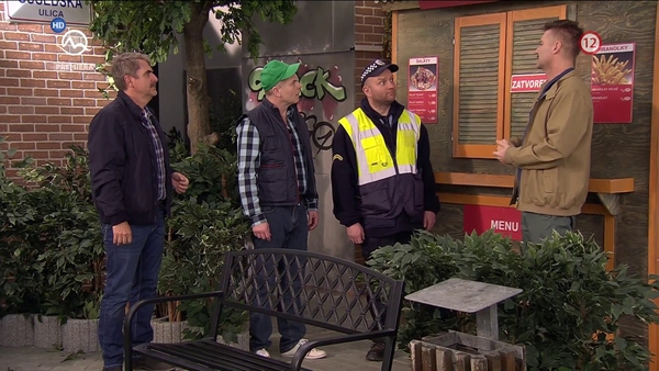 Stiahni si Seriál Susedia S08E05 - Policajna akademia II. (2020)(SK)[1080p][TVrip] = CSFD 53%