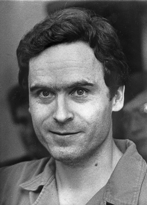 Stiahni si Dokument Ted Bundy: V mysli monstra / Ted Bundy: Mind of a Monster (CZ)(2019)(720p) = CSFD 81%